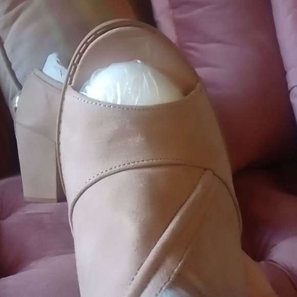 👢 Taupe Peep-toe Booties - Picture 2 of 4